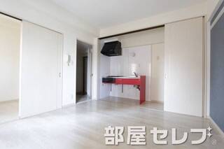 白基調にしたリビングルーム。