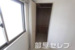 奥行きのある収納。