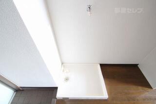 室内に洗濯機置き場あります。