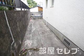 バイク置き場や自転車置き場へ。