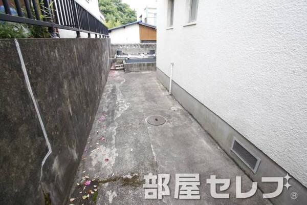 バイク置き場や自転車置き場へ。