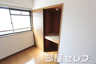 奥行きのある収納。