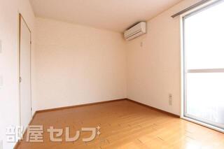 横に長い造りなのでベッドやテーブルも置きやすいです。