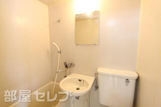 鏡付きの洗面台です。