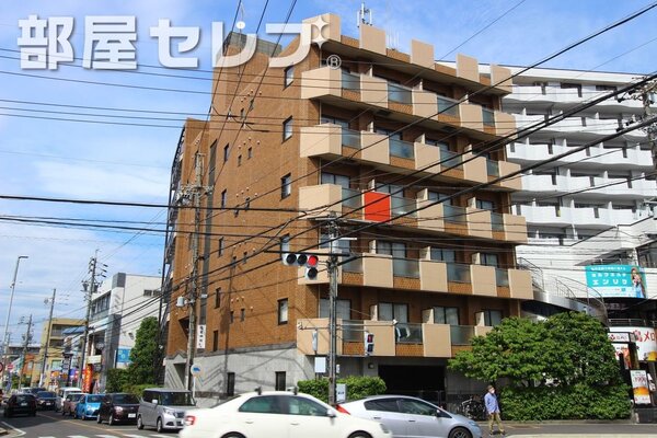 駅前にあるマンション。