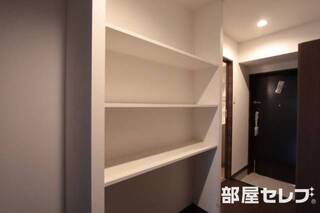 中央手前にはコンセントがあります。
