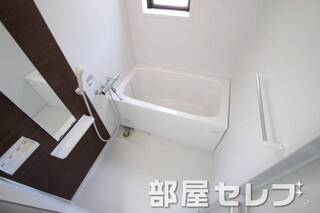 お風呂に小窓あります。