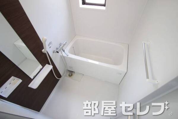 お風呂に小窓あります。