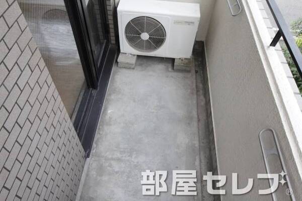 明るいバルコニーです。