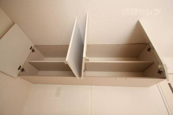 キッチンの上にも収納があります。
