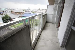 ベランダは広めです。