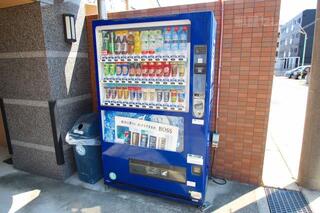 敷地内に自動販売機があり、便利です。