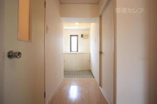 小窓があって明るい玄関。