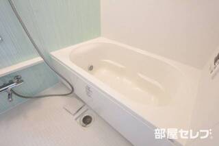 ゆったりバスルームです