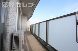 洗濯物も布団も十分に干せるベランダです。