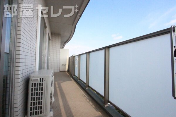洗濯物も布団も十分に干せるベランダです。