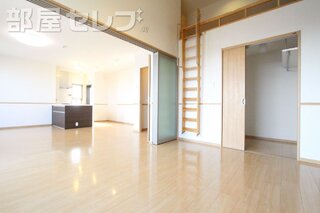 6.4帖のロフト付き居室です。