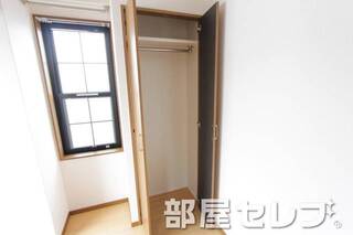 使いやすいサイズの収納です。