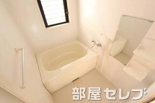 広く、窓のあるお風呂です。
