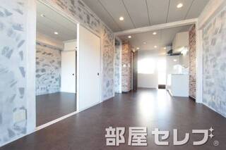 アクセントクロスが特徴的なお部屋ですね。