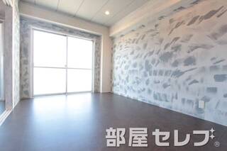 アクセントクロスが特徴的なお部屋ですね。