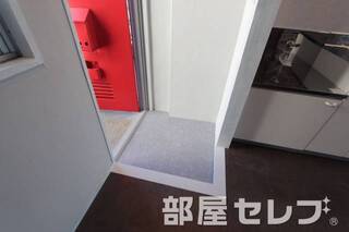 廊下から見た玄関です。