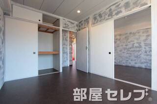 アクセントクロスが特徴的なお部屋ですね。