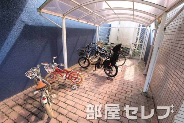 屋根付きの駐輪場もあります。