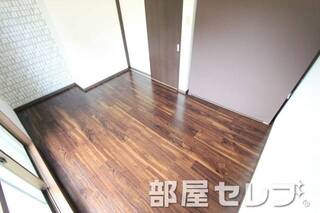 落ち着いた色味のお部屋で。
