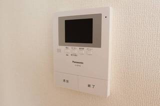 安心のテレビモニター付きインターホンです　留守録機能つきです（イメージ写