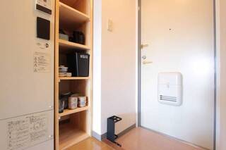 玄関横の収納棚もお洒落。