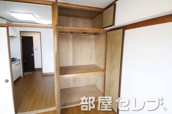 奥行のある収納。