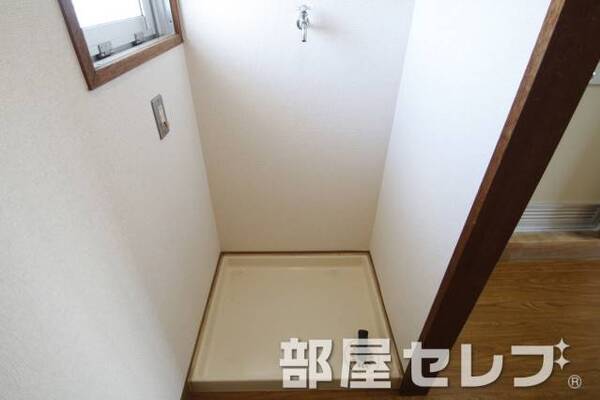 洗濯機置き場はこちらへ。