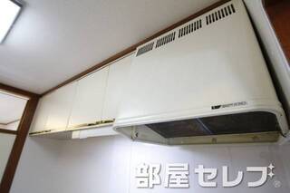 キッチン上部収納。