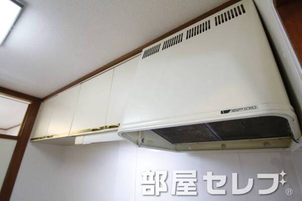 キッチン上部収納。