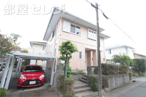 住宅街にあります、周りに緑が多い貸家です。