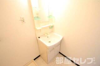 広めの洗面台で、とっても使いやすいですよ。