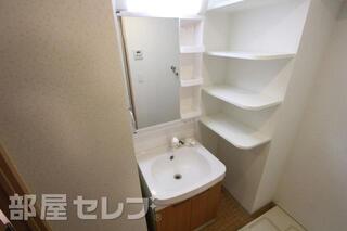 洗面台の横に棚があり便利です。