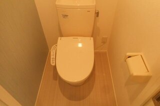 ゆったりサイズのバスルームでゆっくりくつろげます.