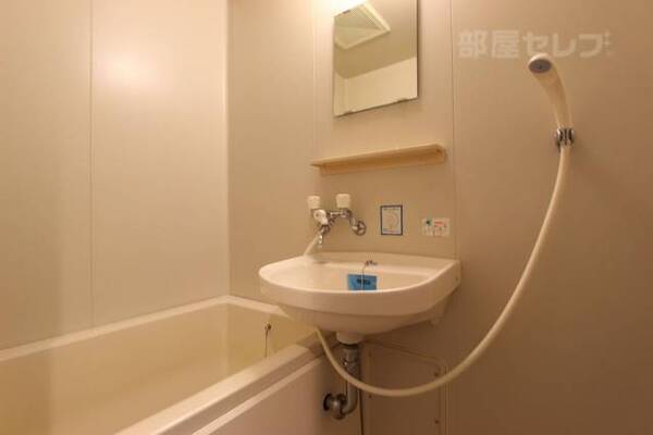 白基調の水回りで清潔感がありますね