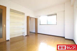 小窓もあり風が良く通ります