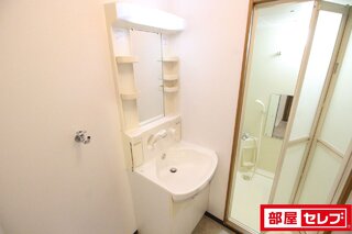 上に棚があるので小物をおいてオシャレに