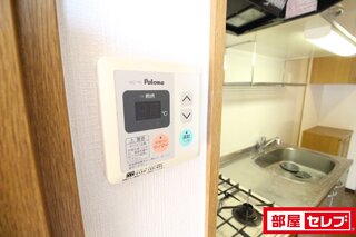 本だけでなく小物も置いてオシャレに