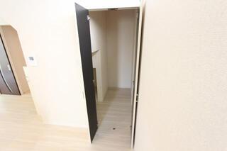 両側から開けることができます。