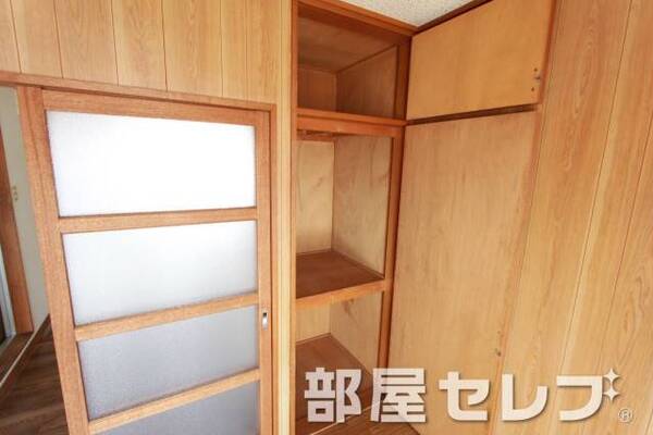 奥行きのある収納。
