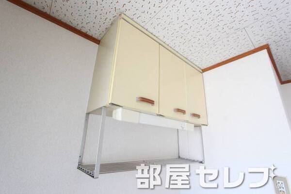 キッチン上にも収納あります。