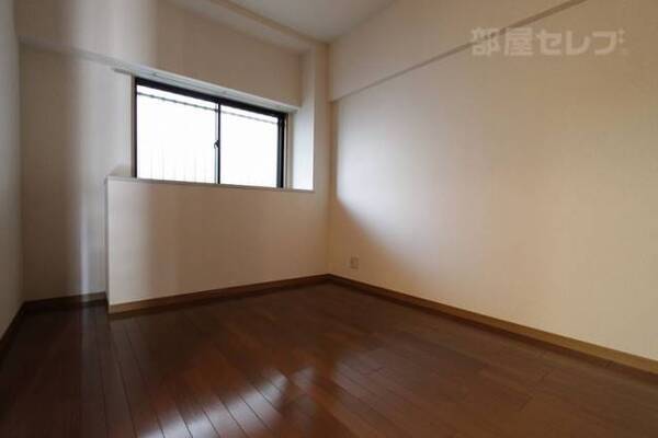 入ってすぐ左側にあるお部屋です