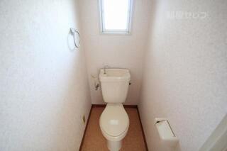 小窓から光のさす明るいトイレです。