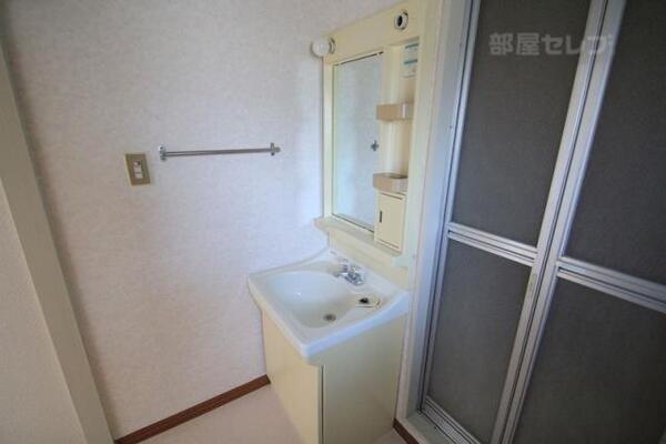 洗面所は広めに作られています。