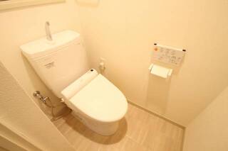 ウォシュレット付きのトイレです。他号室の写真です。